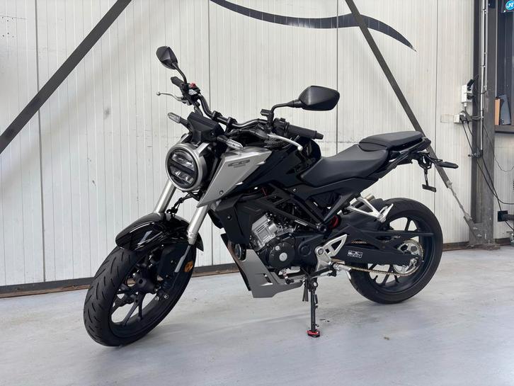 Honda CB125R Zwart (A1), Motoren, Motoren | Honda, Naked bike, 11 kW of minder, 1 cilinder, Minimaal motorrijbewijs A1, ABS, Handvatverwarming