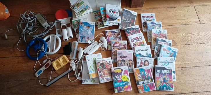 Complete wii incl balance board, 26 spellen, div toebehoren, Spelcomputers en Games, Spelcomputers | Nintendo Wii, Gebruikt, Met 2 controllers