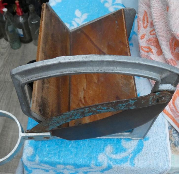 oude broodsnijder/ snijmachine manueel/ groentesnijder, Antiek en Kunst, Antiek | Keukenbenodigdheden, Ophalen of Verzenden