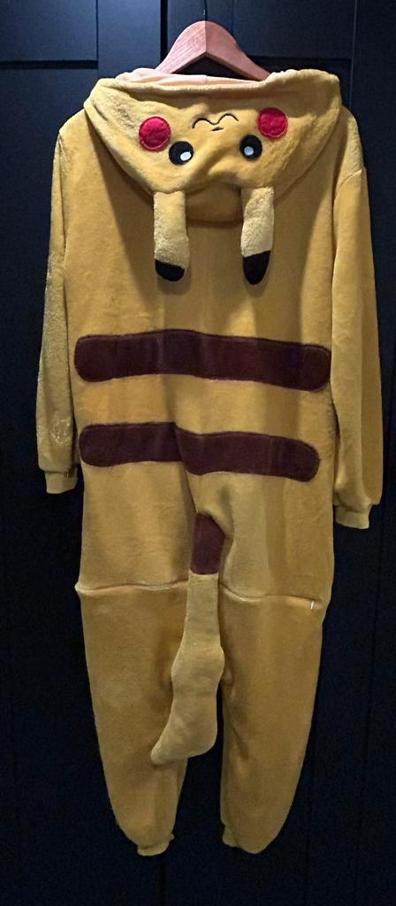 Pokemon onesie pikachu (mt 158/164), Kleding | Heren, Carnavalskleding en Feestkleding, Zo goed als nieuw, Overige maten, Ophalen of Verzenden