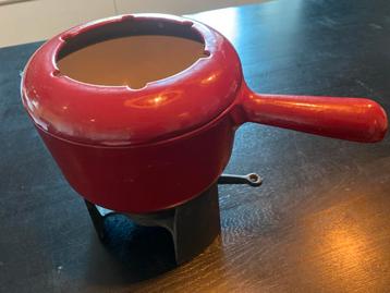 Rode Stenen Fondueset met Gietijzeren Onderstel beschikbaar voor biedingen