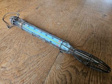 Zeer oude thermometer in metalen houder  beschikbaar voor biedingen