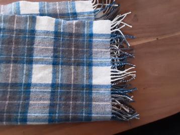 Prachtige wollen sjaal in nieuwstaat  beschikbaar voor biedingen