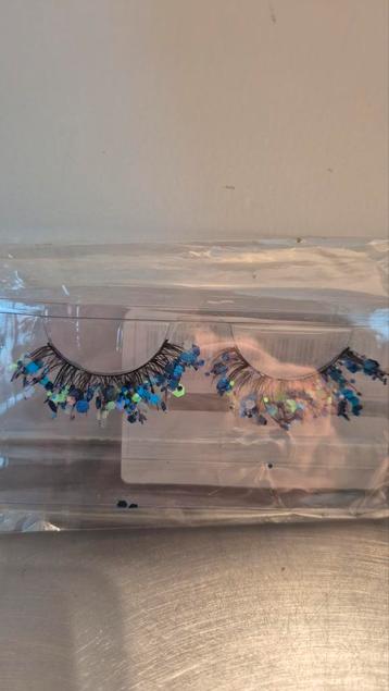 NIEUW! BLAUWE NEP WIMPERS GLOW IN THE DARK beschikbaar voor biedingen