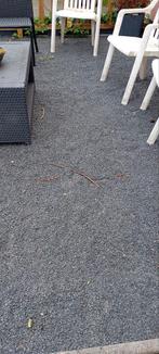 Gratis Ongeveer 1800 kilo aan split inclusief matten, Tuin en Terras, Grind, Keien en Split, Ophalen, Gebruikt, Antraciet, Split