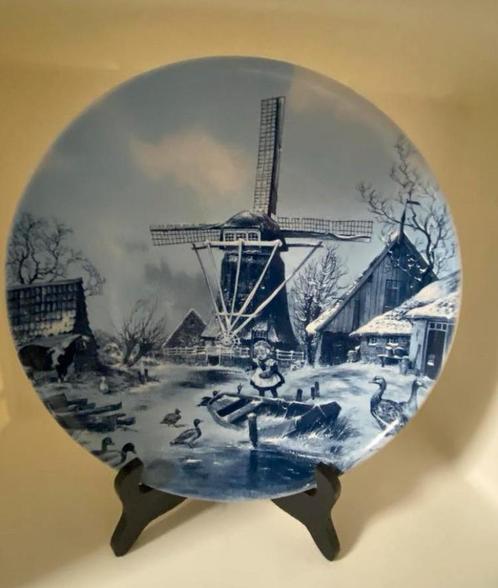 Groot rond Delfts bord met o.a. molen en spelend.Drsn. 24 cm, Antiek en Kunst, Antiek | Wandborden en Tegels, Ophalen of Verzenden