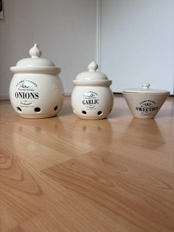 Claire Wilson’s ONIONS, GARLIC en SWEETIES potten beschikbaar voor biedingen