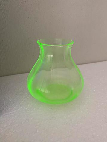 Uranium glas kleine vaas , jaren 30 beschikbaar voor biedingen