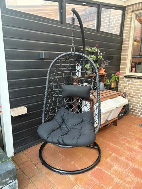 Hangstoel Fieve zwart inc standaard en zwarte kussens, Tuin en Terras, Tuinstoelen, Gebruikt, Ophalen