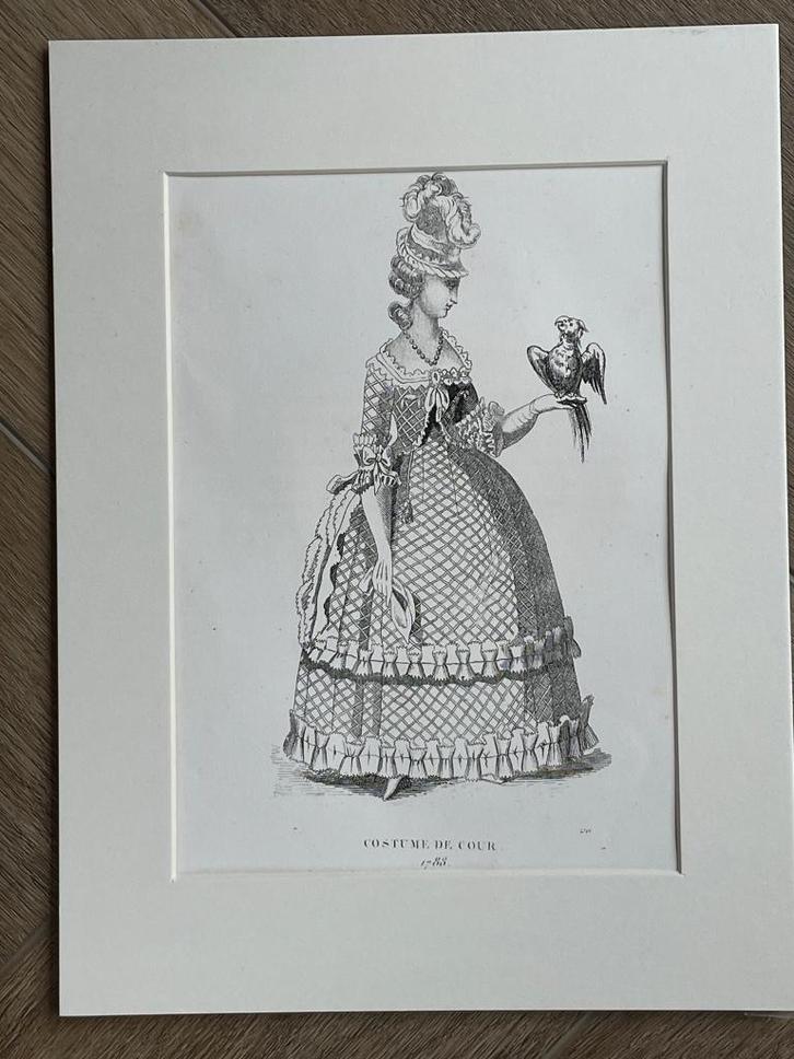 1852 Oud kostuum / Franse tekst - In leuke lijst UNIEK, Antiek en Kunst, Kunst | Etsen en Gravures, Ophalen of Verzenden