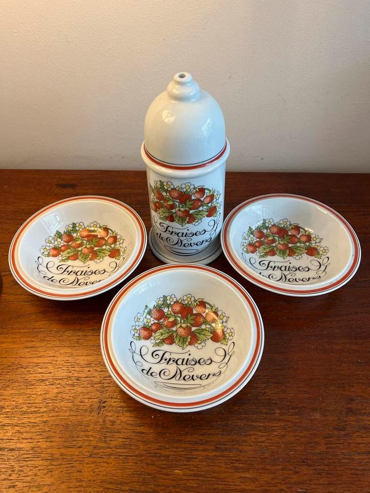 Jacques Lognay Aardbeien Set Strooier en Schaaltjes Frankrij, Antiek en Kunst, Antiek | Keramiek en Aardewerk, Ophalen of Verzenden