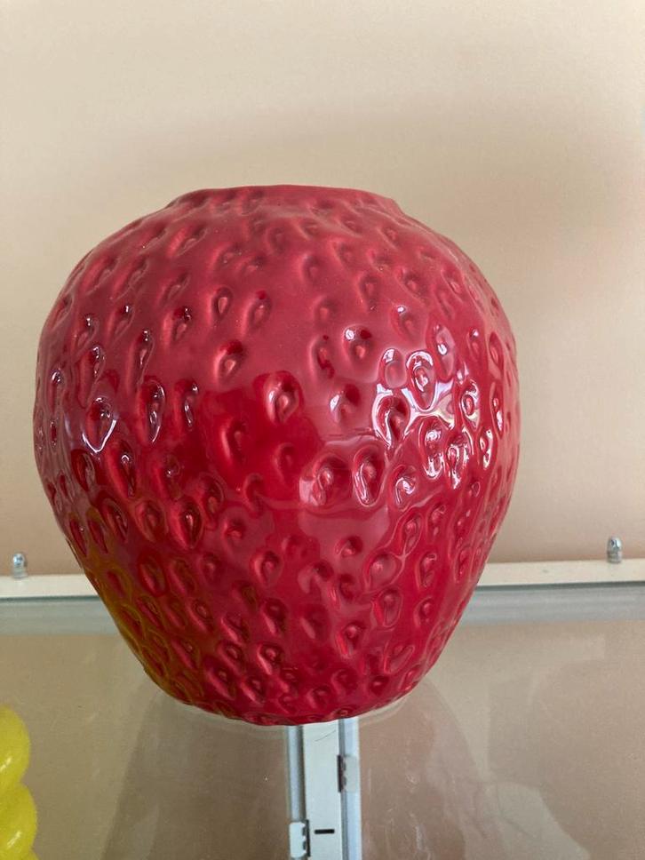 🌿🍓Aardbeien vaas aardbei vaas nieuw anna nina, Huis en Inrichting, Woonaccessoires | Vazen, Nieuw, Rood, Minder dan 50 cm, Aardewerk of Porselein