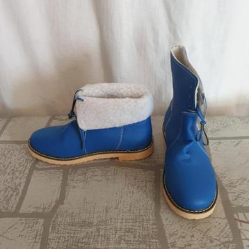 Partij NIEUWE Dames laarzen, gevoerd Blauw, bruin en zwart. beschikbaar voor biedingen