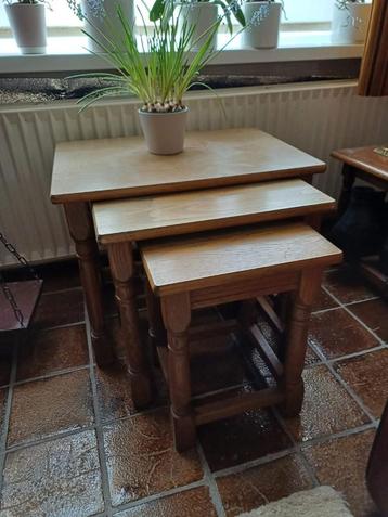 Te koop : set van 3 eikenhouten bijzettafels.  beschikbaar voor biedingen