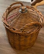 Brocante glazen fles in  rieten mand. Gistfles., Ophalen of Verzenden