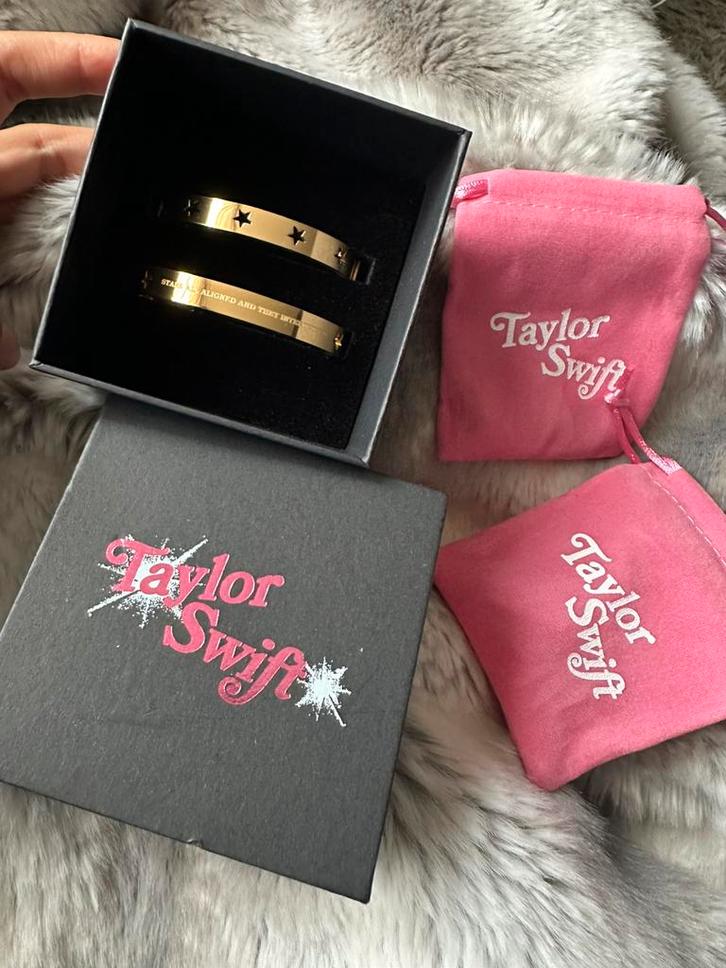Taylor Swift Gold Bracelet Set – Official Merch (New), Sieraden, Tassen en Uiterlijk, Uiterlijk | Cosmetica en Make-up, Nieuw