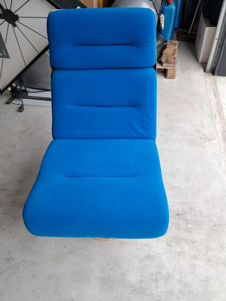 Design stoel in de KLM kleuren, polyester kuip metalen voet, Verzamelen, Automaten | Overige, Gebruikt, Ophalen