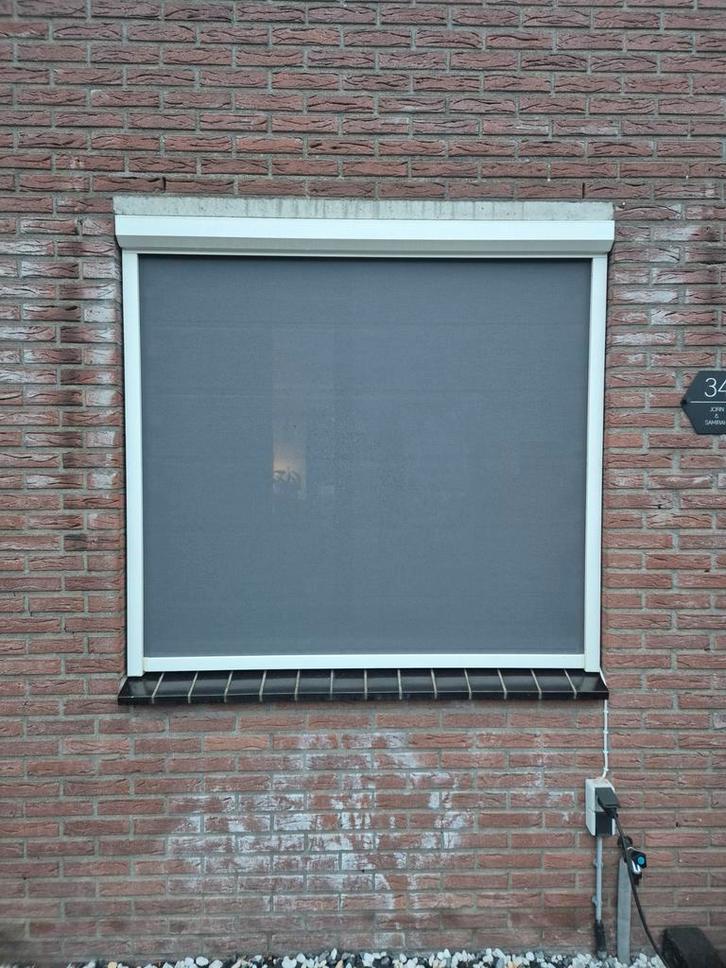 Elektrische screen met afstandsbediening. Wit/antraciet, Doe-het-zelf en Verbouw, Rolluiken, Zo goed als nieuw, Wit, Ophalen