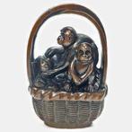 Ironwood Okimono - Aapjes in een mand - late Meiji periode, Antiek en Kunst, Ophalen of Verzenden