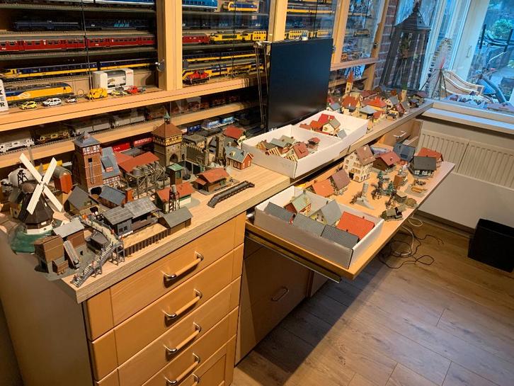 Modelspoor  HO  Ruim  80 stuks gebouwde huisjes, Hobby en Vrije tijd, Modeltreinen | H0, Gebruikt, Brug, Tunnel of Gebouw, Gelijkstroom of Wisselstroom