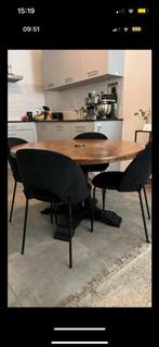 Houten eettafel met 4 zwarte eetstoelen, Huis en Inrichting, Tafels | Eettafels, Ophalen, Rond, Zo goed als nieuw, Vier personen