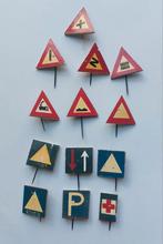 Winterhulp spelden serie 'verkeersborden' februari 1941, Verzamelen, Militaria | Tweede Wereldoorlog, Ophalen of Verzenden, Nederland