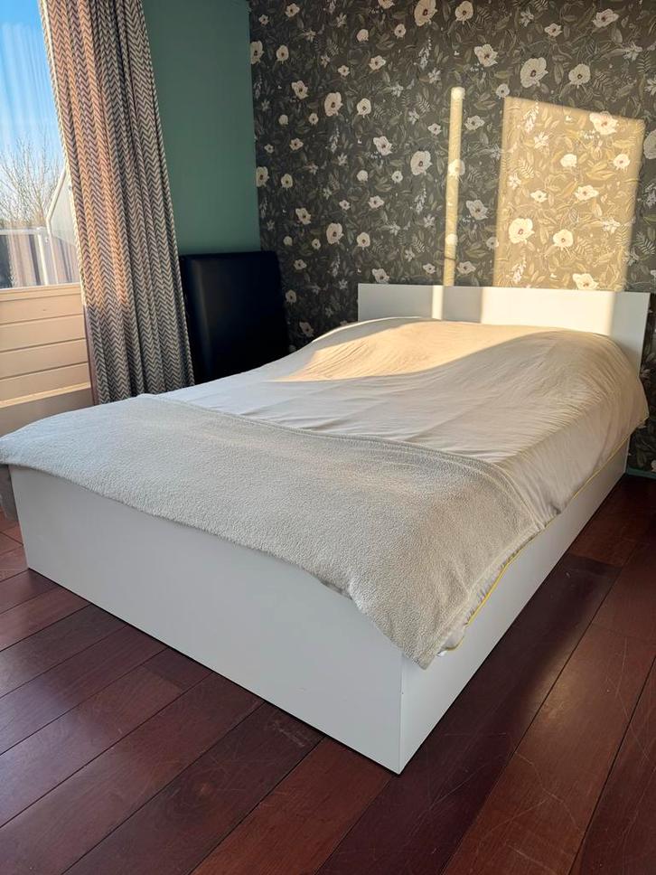 IKEA Malm bed 140x200 - Logeerbed, Huis en Inrichting, Slaapkamer | Bedden, Zo goed als nieuw, Twijfelaar, 140 cm, 200 cm, Hout