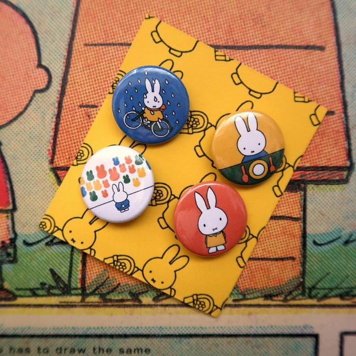 Nijntje Pluis 25MM Pin Button Badge Brooches, Set van 4, Verzamelen, Speldjes, Pins en Buttons, Nieuw, Button, Overige onderwerpen