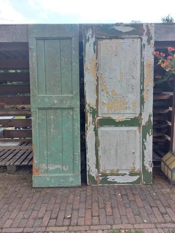 2 oude brocante houten deuren beschikbaar voor biedingen