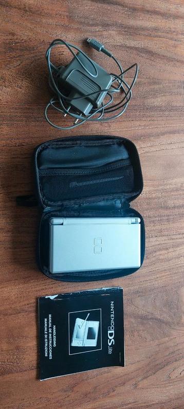 Nintendo DS Lite + 9 Games + Handleiding beschikbaar voor biedingen