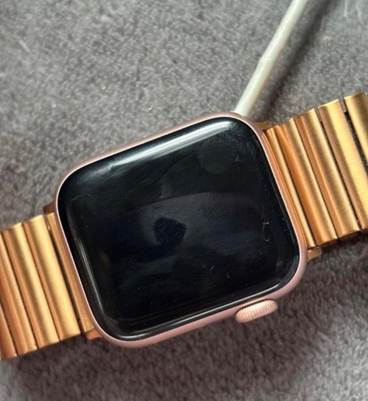 Apple Watch Series 5 40mm - Goed Onderhouden, Sieraden, Tassen en Uiterlijk, Smartwatches, Gebruikt, iOS, Roze, Hartslag, Waterdicht