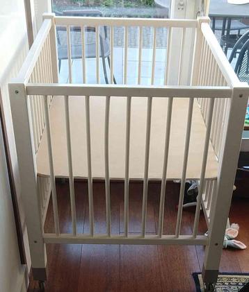 Baby box wit op wielen beschikbaar voor biedingen