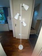 Mooie witte 3 verstelbaren koppen lamp zo goed als nieuw, Huis en Inrichting, Lampen | Vloerlampen, Ophalen, Zo goed als nieuw