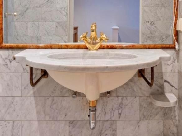 Marmeren wasbak met gouden kraan, Doe-het-zelf en Verbouw, Sanitair, Gebruikt, Wastafel, Ophalen
