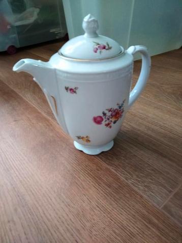 Vintage koffiepot van porselein  beschikbaar voor biedingen