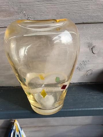 Amberkleurige glazen vaas beschikbaar voor biedingen