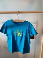 Blauw shirt met gele letters van Calvin Klein Jeans Mt 4 jr, Kinderen en Baby's, Kinderkleding | Maat 104, Jongen, Ophalen of Verzenden