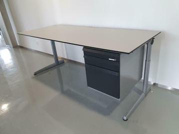 Ahrend 500 bureau 200x80 met of zonder ladeblok (16 beschik)