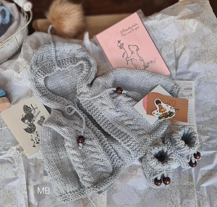 2 delige gebreide set maat 50, Kinderen en Baby's, Babykleding | Baby-kledingpakketten, Zo goed als nieuw, Maat 50, Ophalen of Verzenden