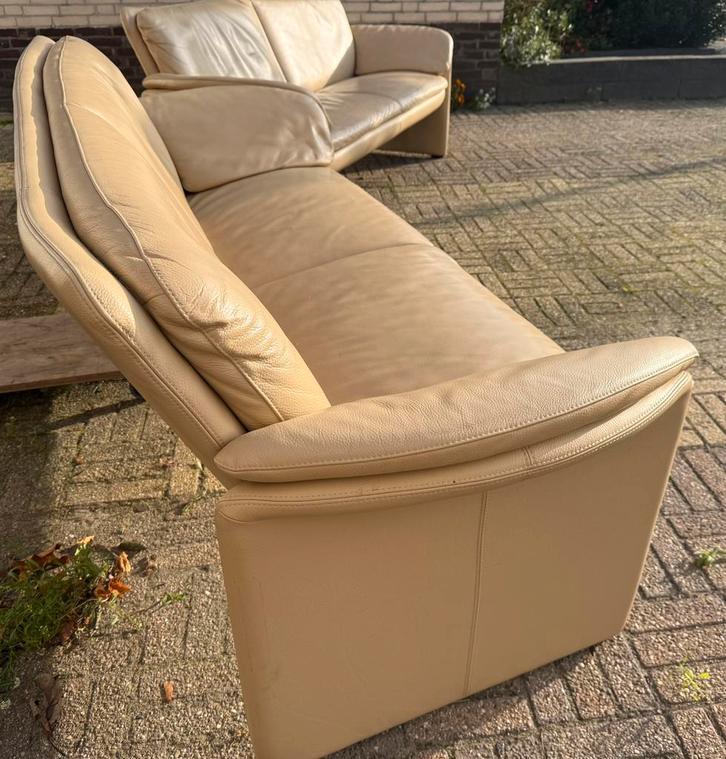 Twee glad leren Leolux bankjes crème 2-persoons prijs samen, Huis en Inrichting, Banken | Sofa's en Chaises Longues, Gebruikt