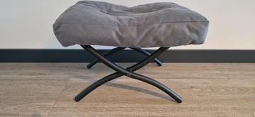 Inklapbaar voetenbankje beschikbaar voor biedingen