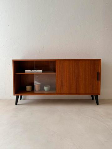 Midcentury modern sideboard l walnoot & glas 60s vitrinekast beschikbaar voor biedingen