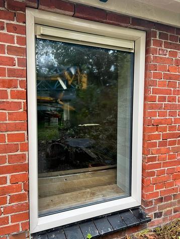 3 x kunststof kozijn met HR++ glas en ventilatie 139,5x88 cm beschikbaar voor biedingen