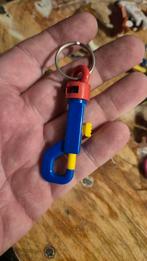 Sleutelhanger met blauw-rood-geel figuurtje, Verzamelen, Ophalen of Verzenden