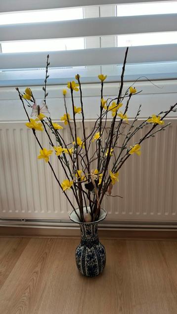 Delfts Blauwe Vaas met decoratie bloemen  beschikbaar voor biedingen