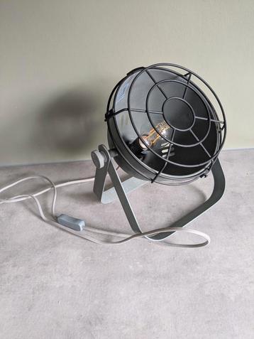 Mooie industrieele lamp. beschikbaar voor biedingen