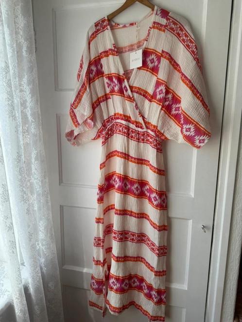 Nieuw maxi lange tetra creme roze jurk Boebou S M 36 38 40, Kleding | Dames, Jurken, Zo goed als nieuw, Maat 42/44 (L), Roze, Onder de knie