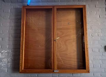 Wand vitrinekast beschikbaar voor biedingen