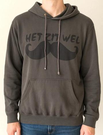 Fruit of the Loom hoodie met snor “Het zit wel” – maat M beschikbaar voor biedingen