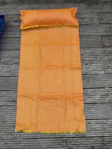 STRANDMAT MET OPBLAASKUSSEN beschikbaar voor biedingen